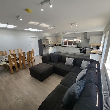 High Spec Large 6 Bedroom House! คิงส์ตันอะพอนเทมส์ ภายนอก รูปภาพ
