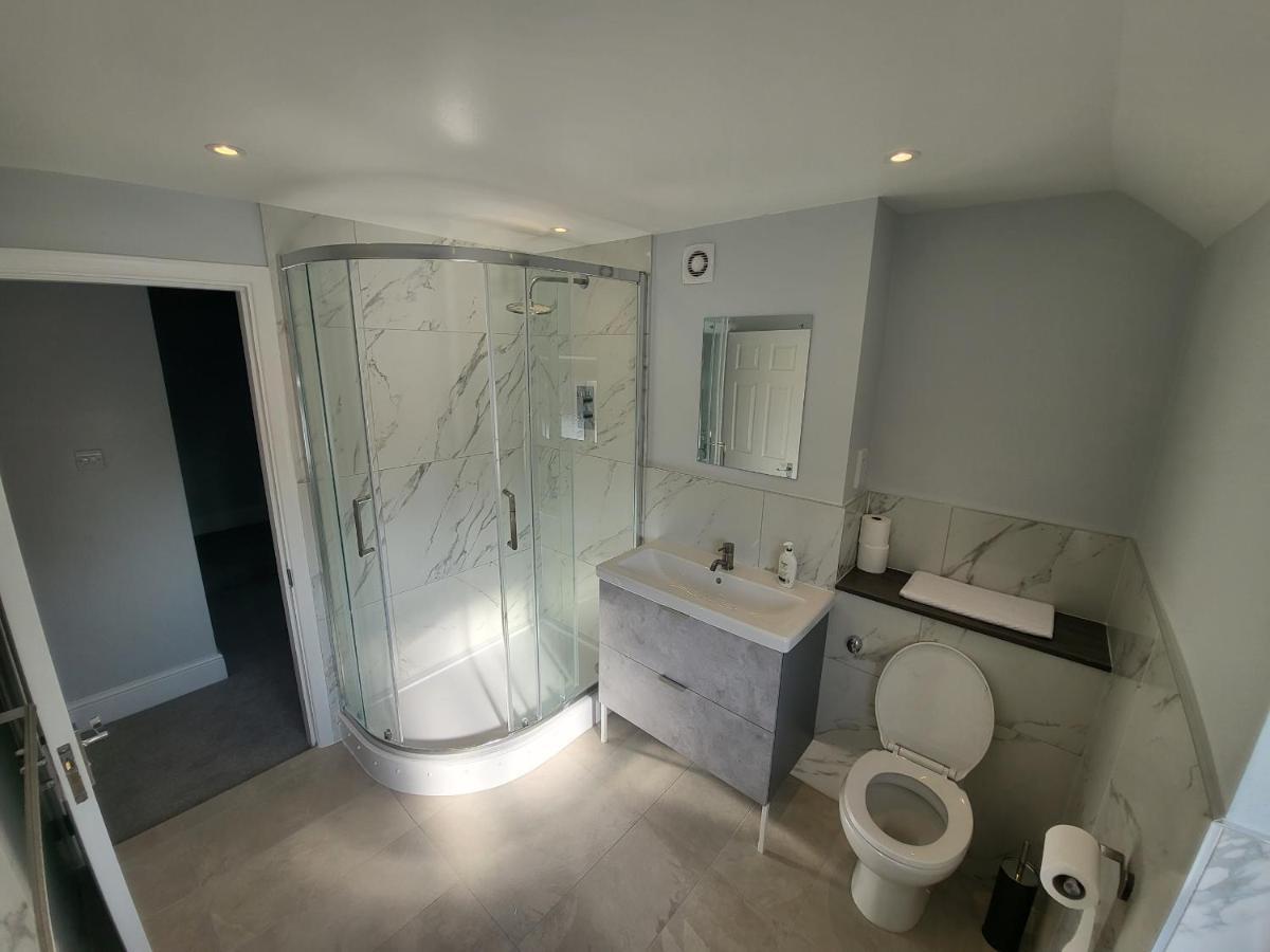 High Spec Large 6 Bedroom House! คิงส์ตันอะพอนเทมส์ ภายนอก รูปภาพ